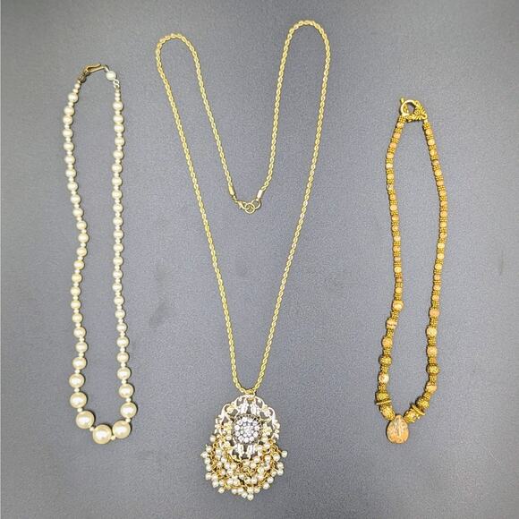 Vintage Gold & Pearl Jewelry Set with Banana Republic Earrings – 8 Pieces - Picture 4 of 7